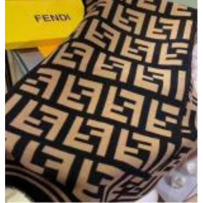 KHĂN CHOÀNG CỔ FENDI 