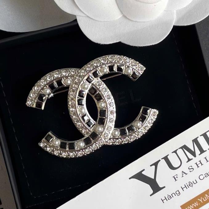 CÀI ÁO&nbsp;CÀI ÁO CHANEL